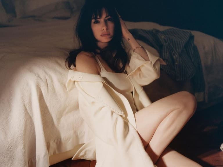 《新創玩家》安海瑟薇 Anne Hathaway 居家寫真下衣失蹤,細白長腿引網暴動!