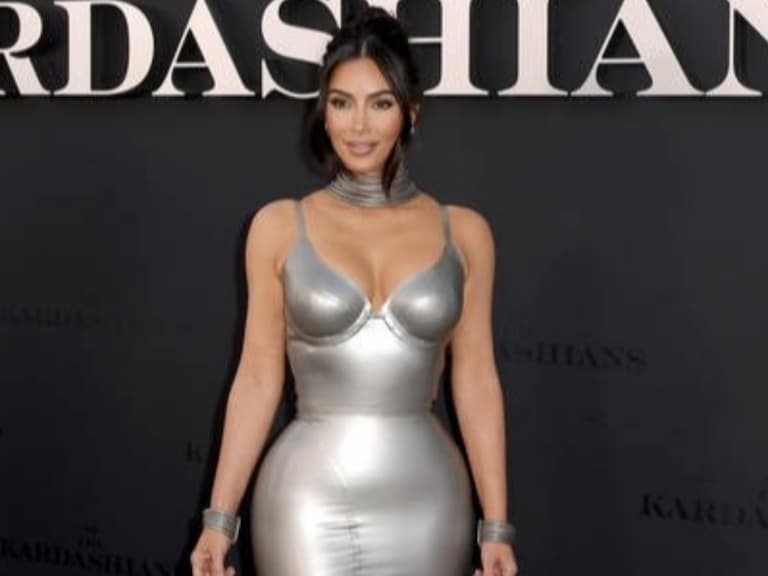 金卡戴珊 Kim Kardashian 帶 Pete 參加首映,銀色橡膠緊身裙美炸全場!