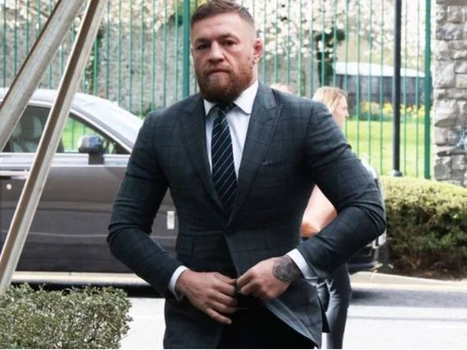 UFC 格鬥天王 Conor McGregor 被控無照駕駛，卻開千萬勞斯萊斯上法院！