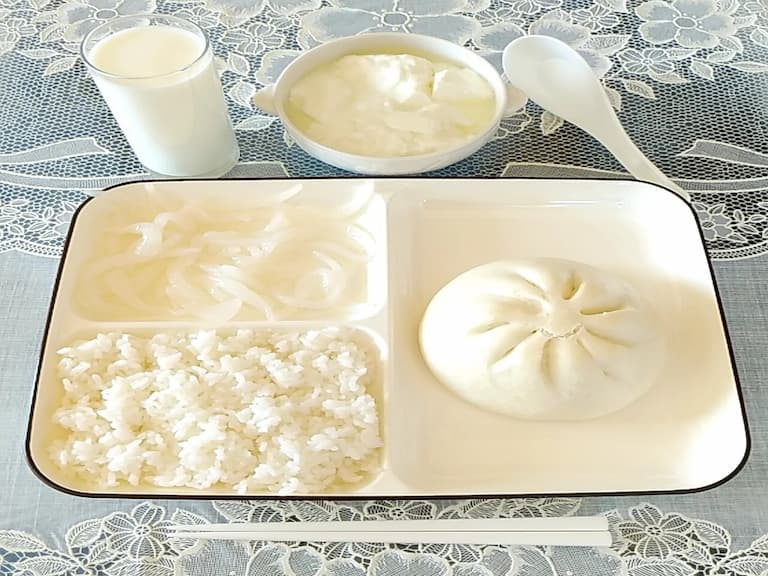 午餐要吃什麼？日網友分享「全白午餐照」，你有食慾嗎？
