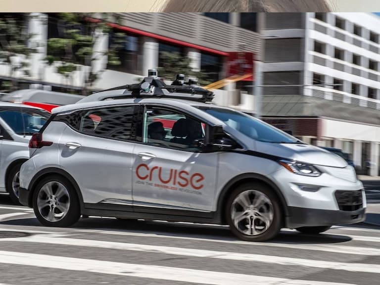 美國 Cruise 自動駕駛計程車遭警方臨檢，竟先停車後「烙跑」讓網友笑翻！