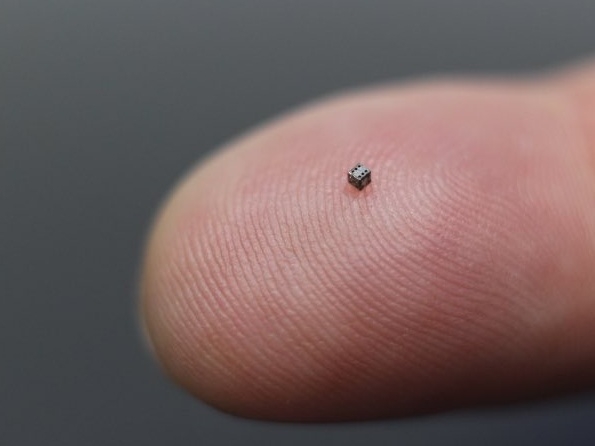 日本公司打造超狂 1mm 微小骰子，公司員工：「這要屏住呼吸才做得出來！」