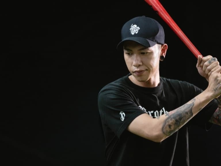 專訪 / 從投手轉戰饒壇！小春公開 WNP x 中信兄弟聯名企劃：「人生一定有遺憾，但要在現實中把失去的找回來！」