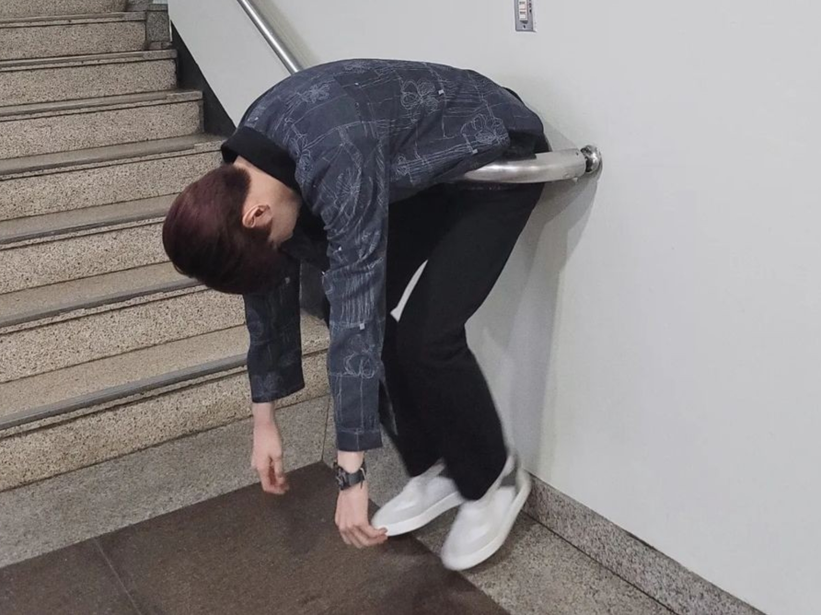 繼倒 V 手勢後，韓星再瘋新拍照姿勢「塞樓梯扶手」！