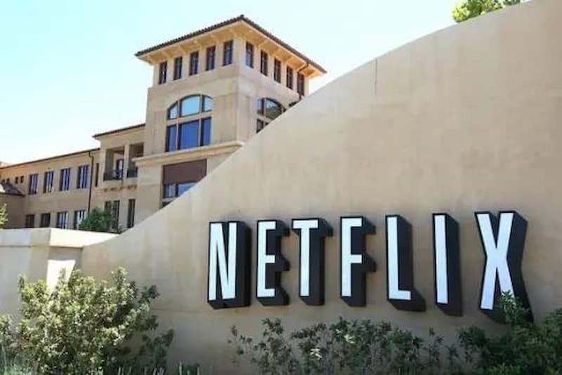 Netflix 位處在加州的總部，2022 第一季收入只有增加 10%來到 78.7 億美元，比分析師預估還低，其中也包含大量用戶流失、密碼共享用戶、暫停俄羅斯用戶等