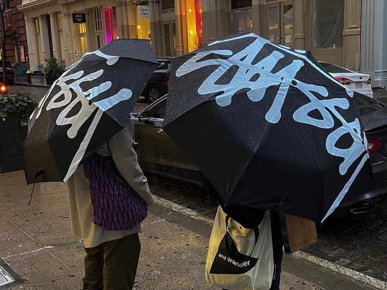 2023 推薦 5 把下雨天潮人必備「雨傘」：SUPREME、OFF-WHITE 讓你雨季帥著出門！