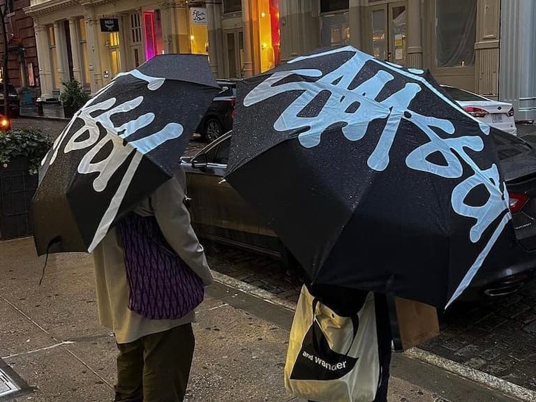 2024 推薦 5 把下雨天潮人必備「雨傘」：SUPREME、OFF-WHITE 讓你雨季帥著出門！