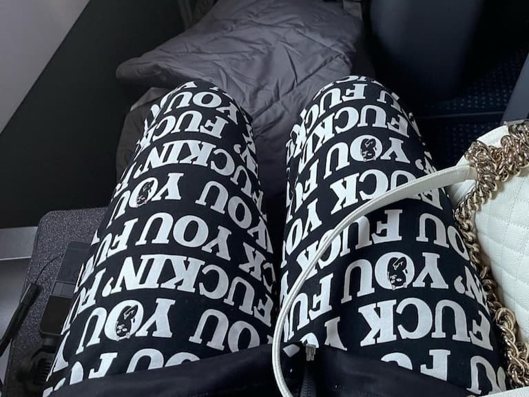 DJ Soda 因穿「髒話褲」被趕下飛機，甚至在眾人面前脫褲子「反穿」才獲准登機！