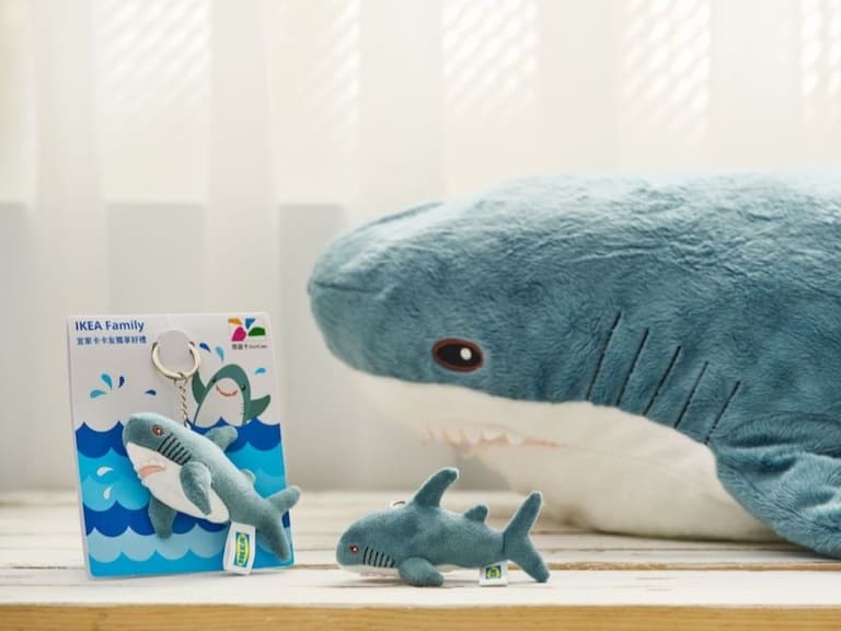 IKEA 把 BLÅHAJ 鯊魚玩偶縮小了!限量「鯊鯊悠遊卡」、「黃色購物袋零錢包」、「小熊酒精噴瓶」通通免費換