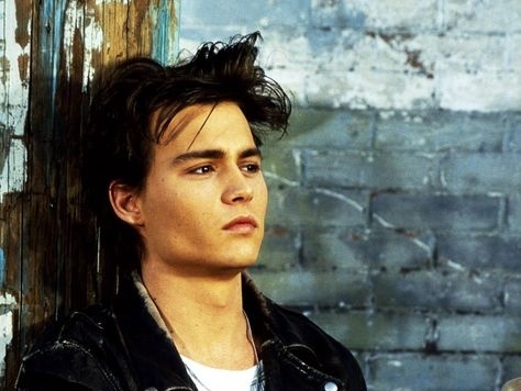 強尼戴普 Johnny Depp 鮮肉臉蛋帥度無人可敵，但這 3 款穿搭單品才是重點！