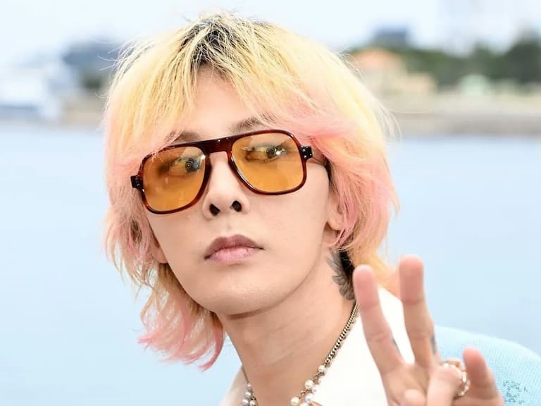 權志龍 GD 現身香奈兒秀場，以粉藍色開襟衫、重點配飾等展現個人「時尚穿搭」品味！
