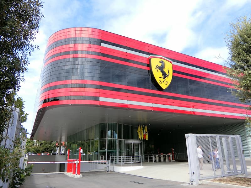 法拉利（Ferrari）在去年賣出 1.1 萬輛車之下，平均一輛可賺 300 萬台幣
