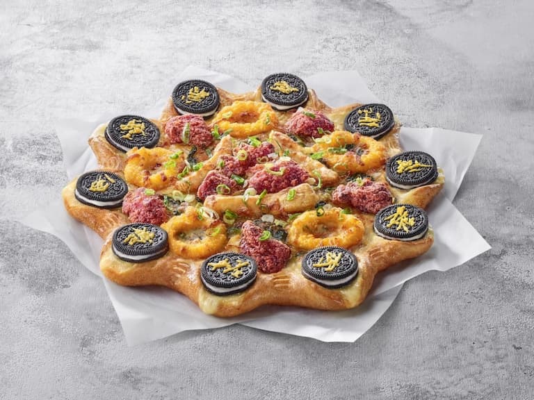 必勝客 Pizza Hut 揭曉最新「鹽酥雞披薩」，外層 OREO 餅皮準備讓義大利人氣到往生？