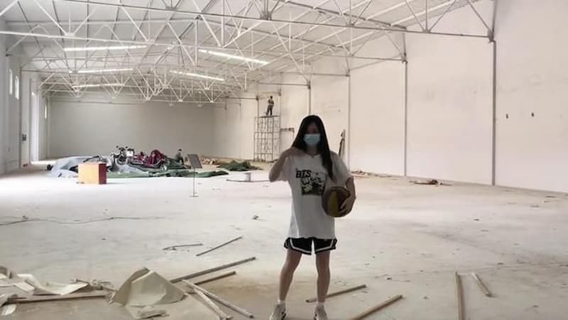 正妹狠砸 444 萬元為男友蓋一棟專屬籃球場