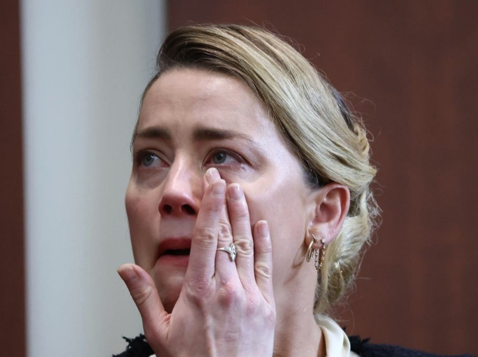 安柏赫德疑似用特殊劑塗抹眼睛，挑戰 1 秒落淚說服法官！