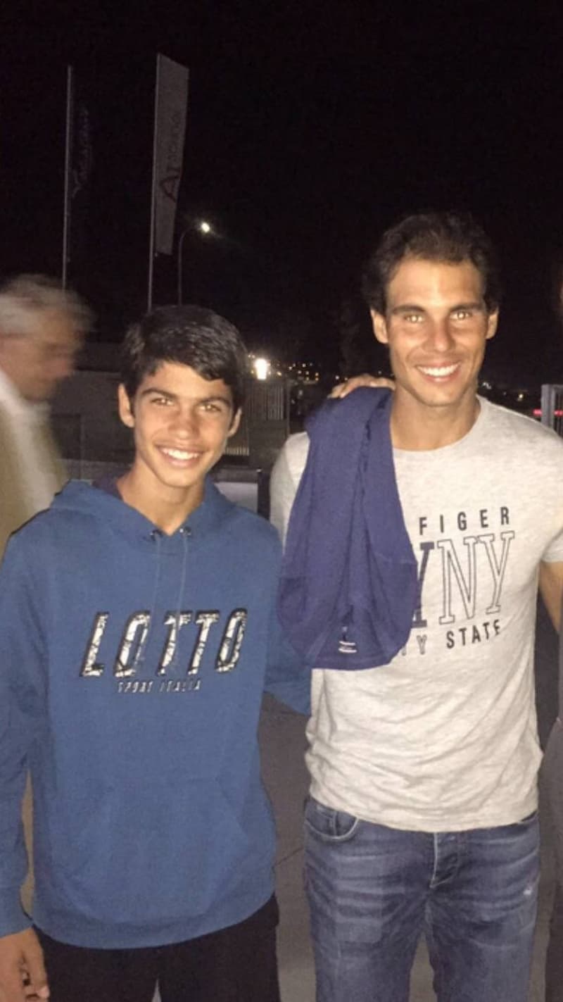 Alcaraz 跟偶像 Nadal 合照，從 14 歲以前就被拿來與 Nadal 比較！