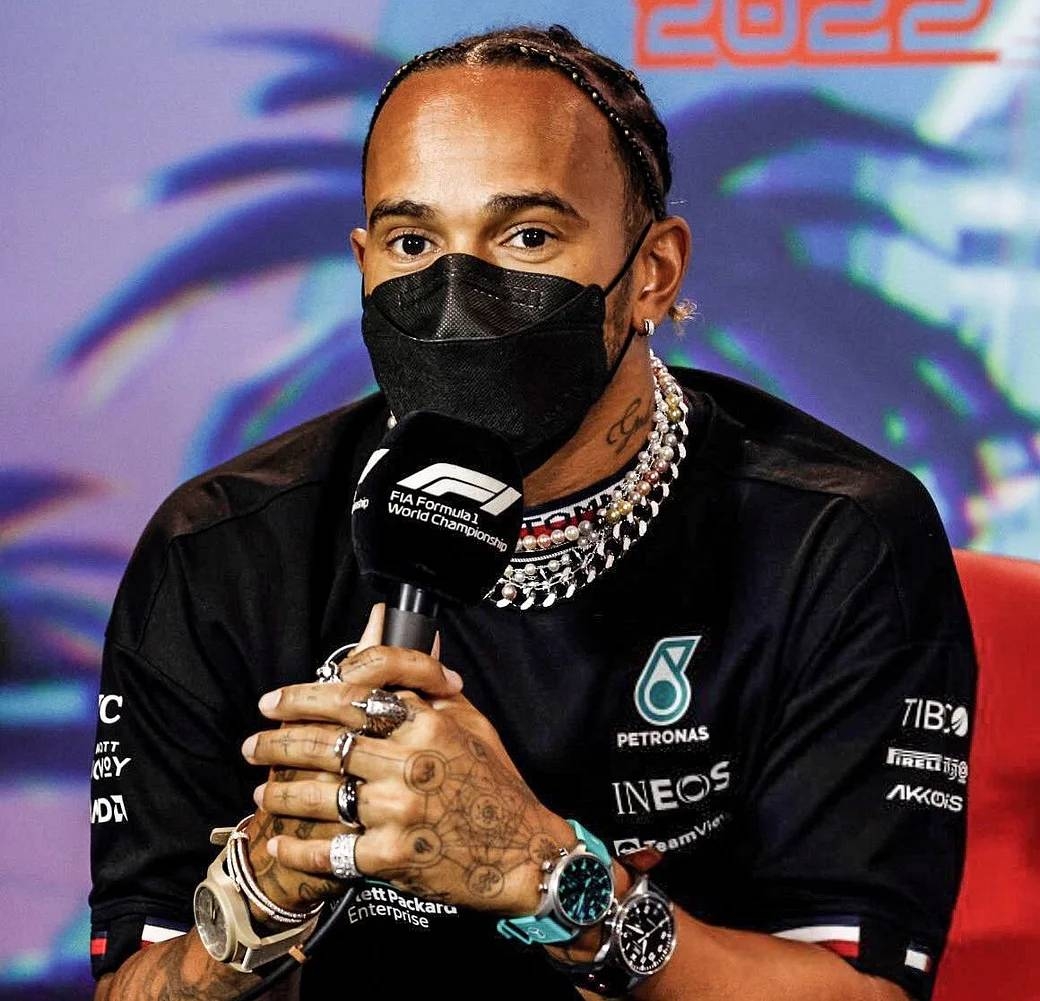 賓士車王 Lewis Hamilton 重裝配戴 3 只手錶、4 條項鍊、8 枚戒指以及兩個耳環重裝出席先前的邁阿密大獎賽記者會後引起熱議！