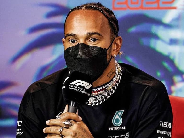 F1 七屆冠軍車王 Lewis Hamilton 手戴 3 只手錶、8 枚戒指抗議新規定，遭小舒馬克砲轟：「幼稚」