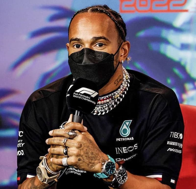 賓士車王 Lewis Hamilton 重裝配戴 3 只手錶、4 條項鍊、8 枚戒指以及兩個耳環重裝出席先前的邁阿密大獎賽記者會後引起熱議！