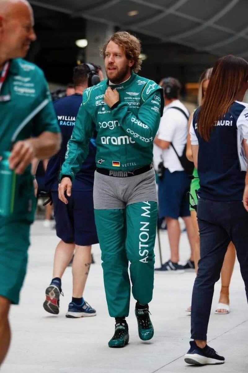 四屆冠軍的 Sebastian Vettel 也把內褲穿在賽車服外面表達抗議