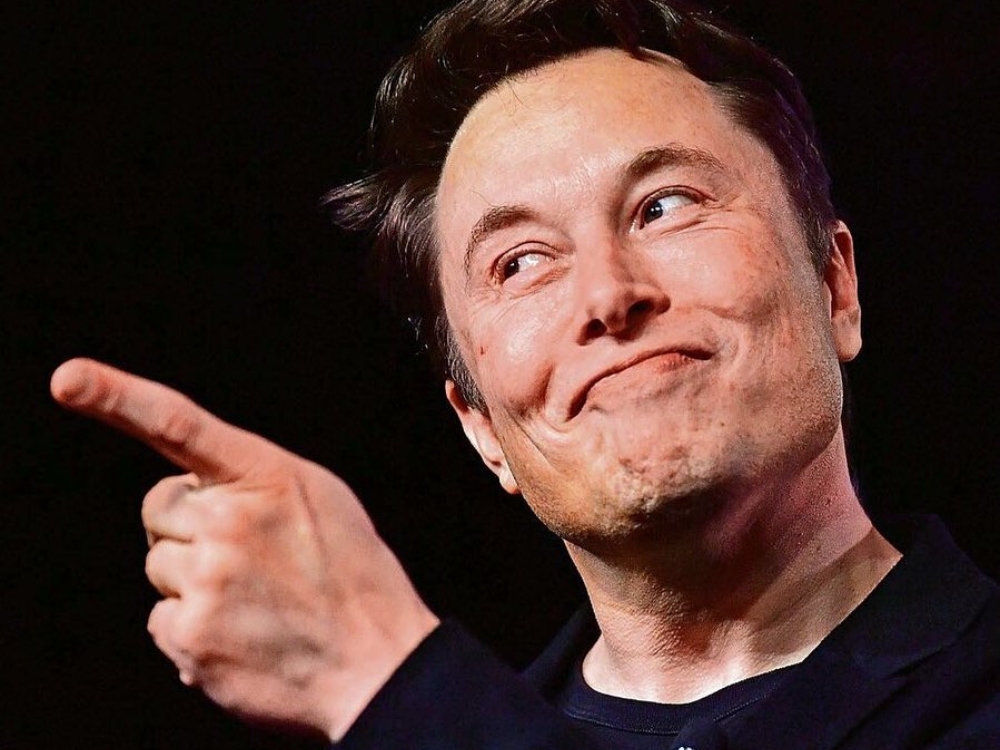 Elon Musk 9 分鐘也搭飛機被酸爆：「馬斯克說好的電動車減碳呢？」