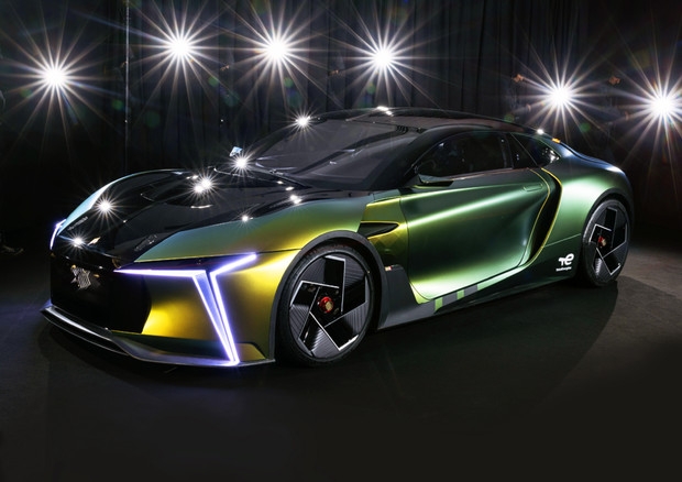 E-Tense Performance 電動跑車有著 815 匹馬力、0 到 100 公里加速僅 2 秒