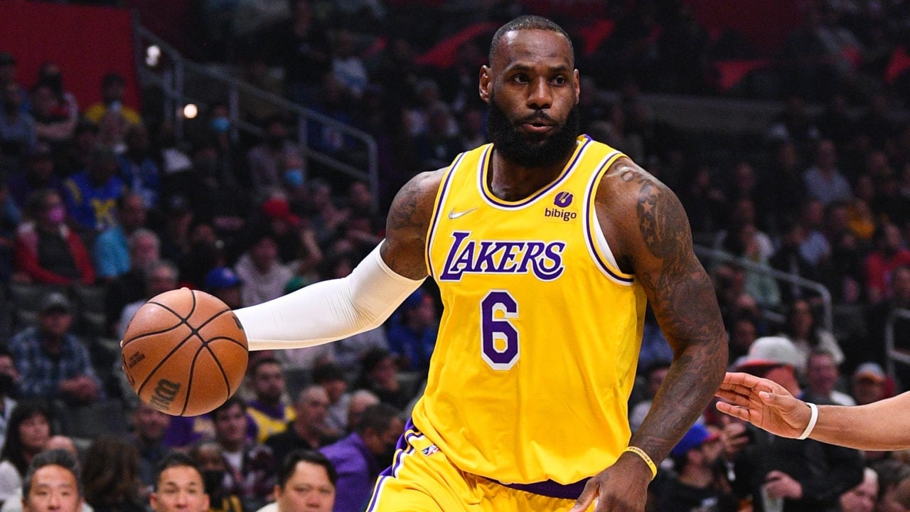 NBA 球星「詹皇」LeBron James 則排全球最有錢運動員前 10 名中的第 2 名！