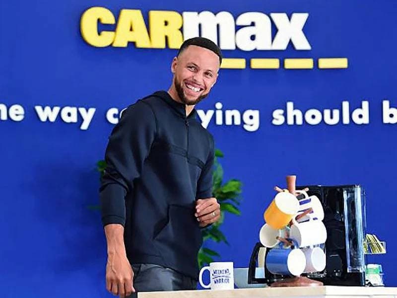 以 27.6 億台幣成為全球運動員收入第五高的 Stephen Curry，2021 年為汽車用品公司 Carmax 代言畫面！