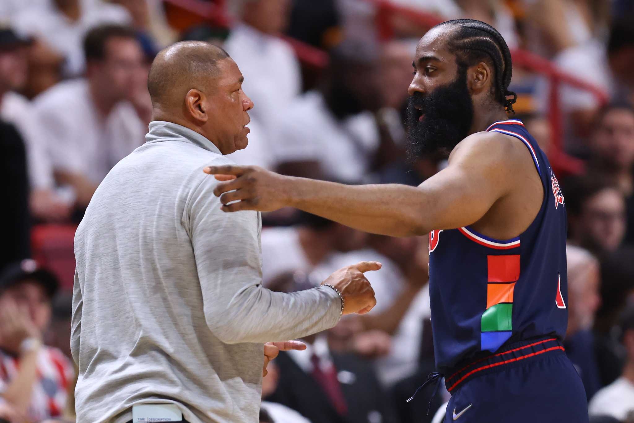 費城 76 人總教練 Doc Rivers 與 James Harden