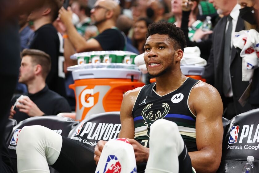 字母哥力挽狂瀾 Giannis Antetokounmpo 狂砍 25 分 20 籃板 9 助攻依然無力拯救球隊落敗