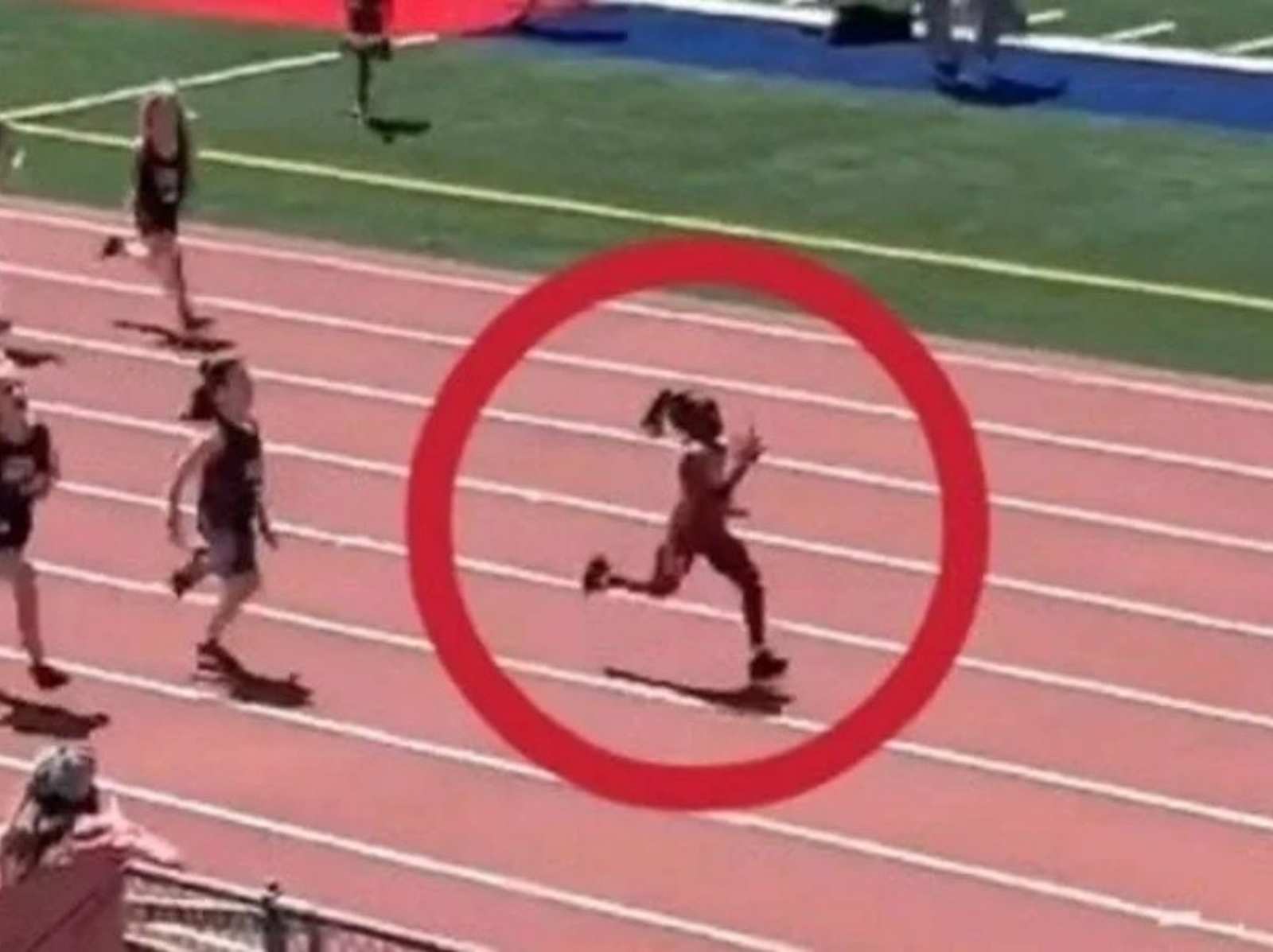 女童參加 200 公尺賽跑因「鞋子掉落」折返而落後，最後竟然還反超奪冠！