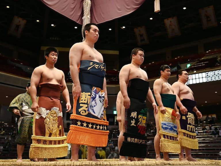 日本「首位東大力士」須山穗嵩穿上《JoJo 的奇妙冒險》經典人物兜襠布，動漫迷看到都暴動！