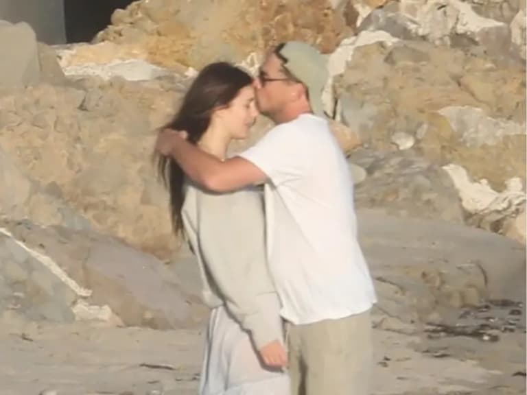 李奧納多 Leonardo DiCaprio 海灘約會 24 歲嫩模女友,上演親親狂魔親女友再撸狗強吻!
