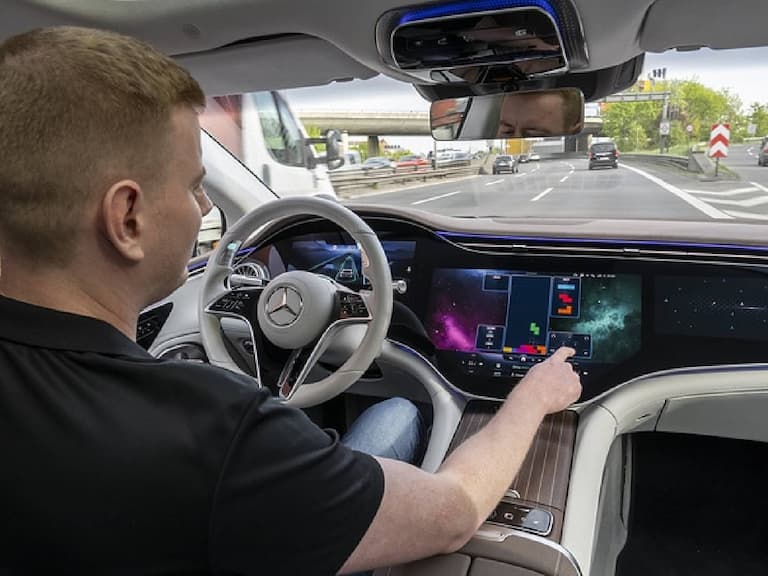 賓士開放 L3 自駕系統 Drive Pilot 最低 15 萬購買，限速 60 公里下能不握方向盤！