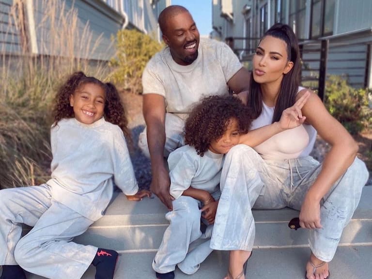 《卡戴珊家族》肯爺 Kanye West 罕見現身,租超大消防車戴娃上學:「每個人都想成為酷爸爸!」