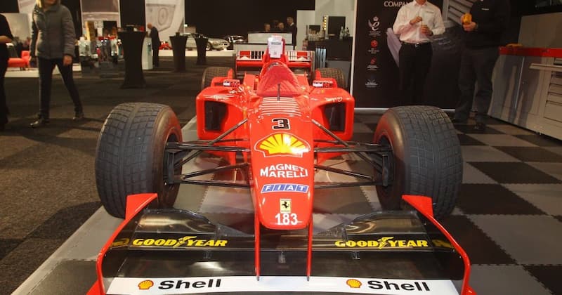 1998 年匈牙利大獎賽奪冠開過的法拉利賽車，也以 490 萬美元（1.4 億台幣）出售。