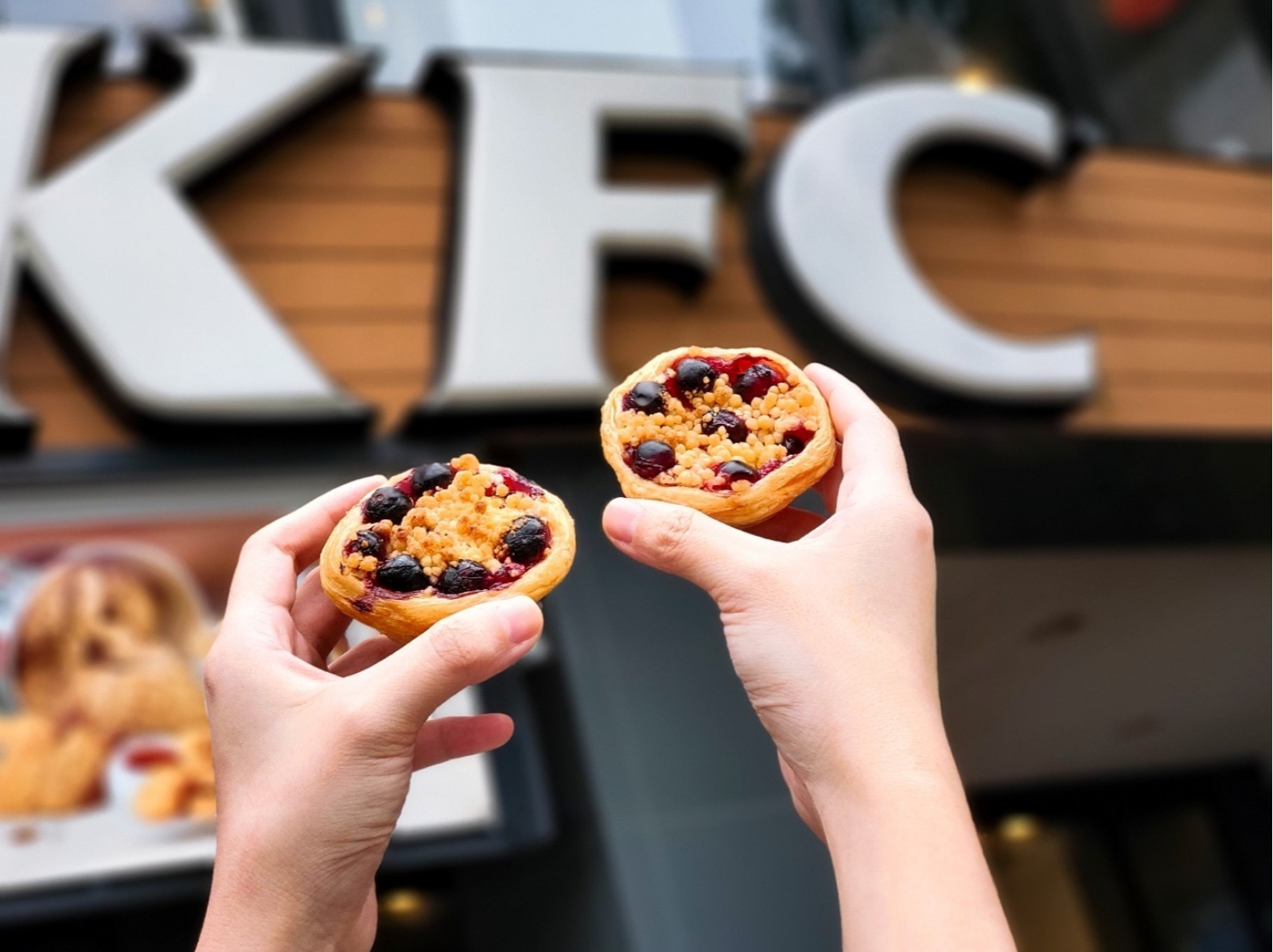 肯德基蛋撻還在！KFC 全新支線「K-Dessert 頂級甜選」，首發「莓果奶酥撻」進攻甜點界！