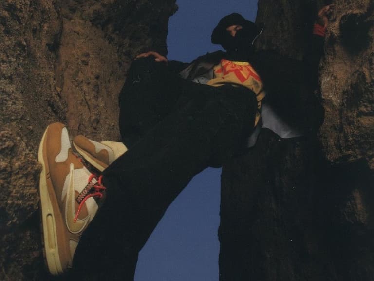 Travis Scott 揭露 Nike Air Max 1「聯名限定版本」，看到「倒勾」細節誰還忍得住？