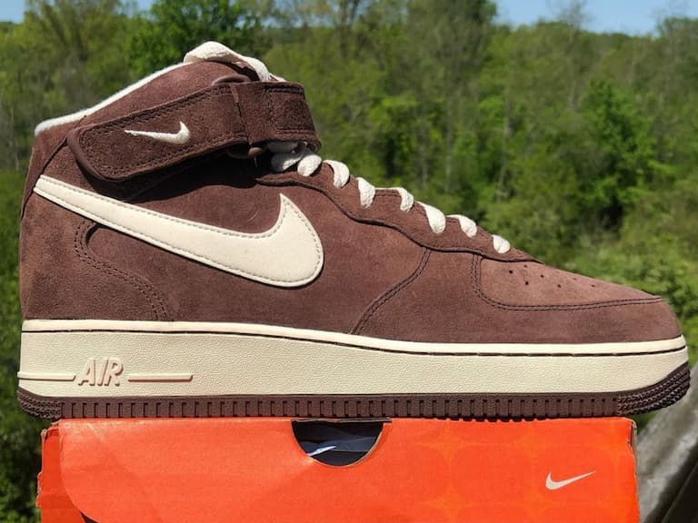 Nike Air Force 1 Mid 經典配色回歸!82 年人氣配色「Chocolate」搭配高質感麂皮,上腳後你就是老學校!