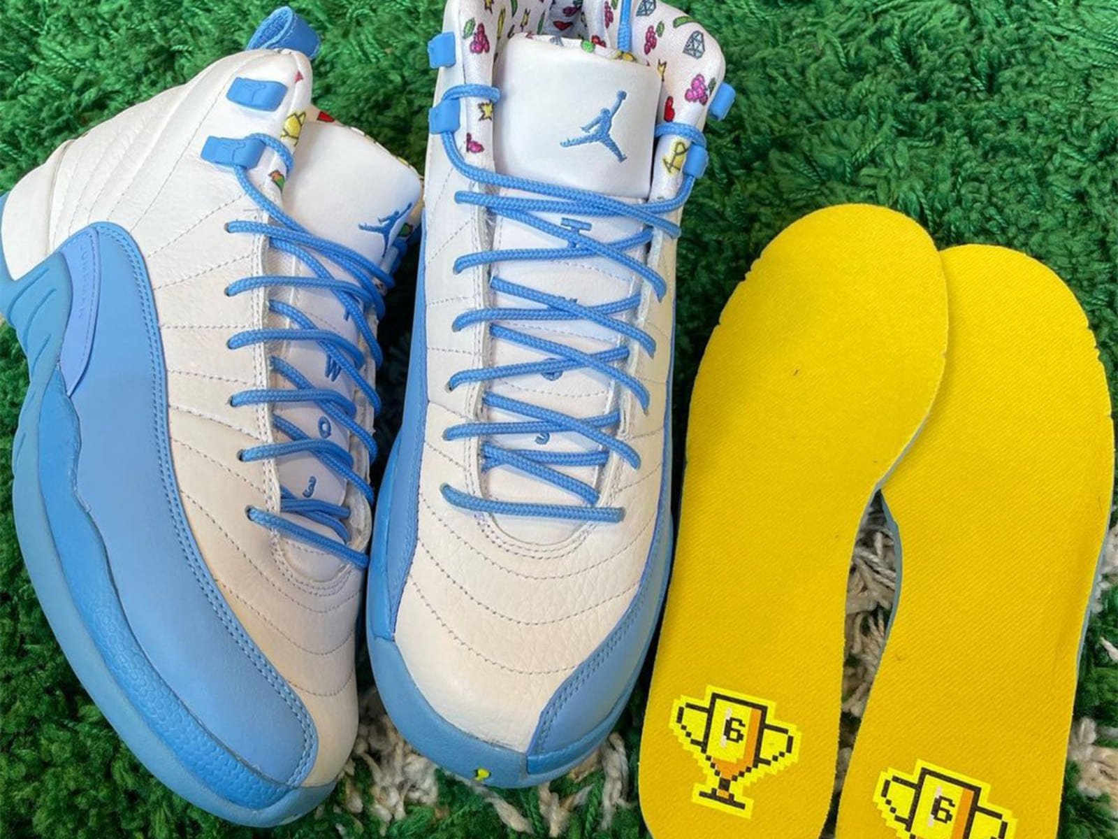 Nike Air Jordan 12 童鞋全新配色「Emoji」亮相！超吸睛藍白配色搭配滿版表情符號，潮爸潮媽不衝嗎？