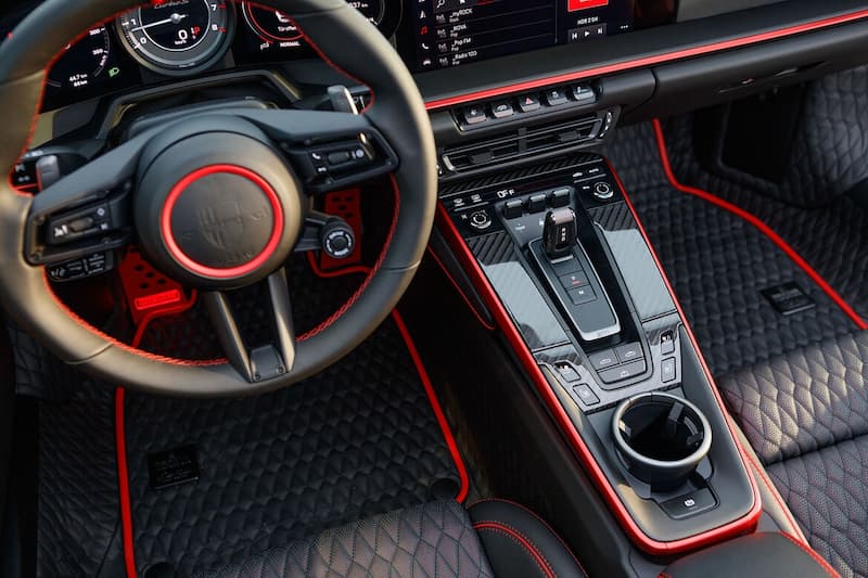 改裝過後的保時捷 911 Turbo S 有著紅色滾邊及縫線並搭配黑色皮革呈現