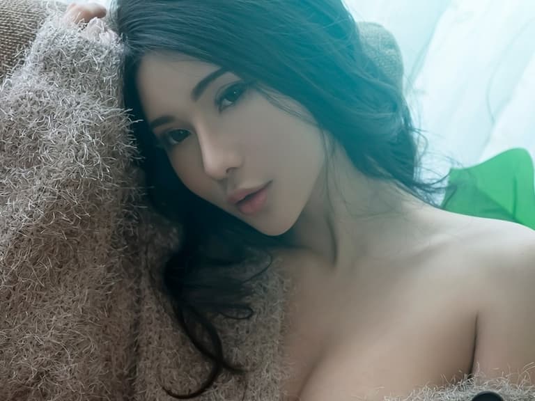 【野生抓正妹】「乳媚娘」沈琪琪寫真濕身挑戰絕對領域極限！