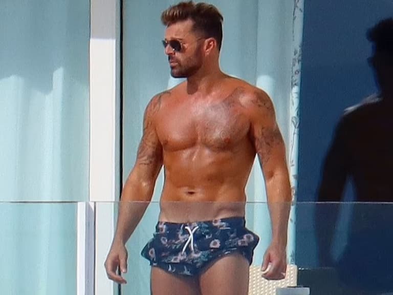 瑞奇馬汀 Ricky Martin 帶娃度假曬古銅色大肌肌,50 歲還是當年性感萬人迷!