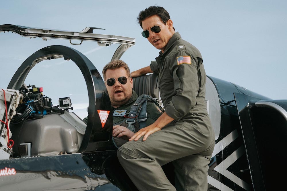 《捍衛戰士2》湯姆克魯斯親駕飛機帶 James Corden 飛上天！空中 180 度翻轉展現驚人飛行能力！