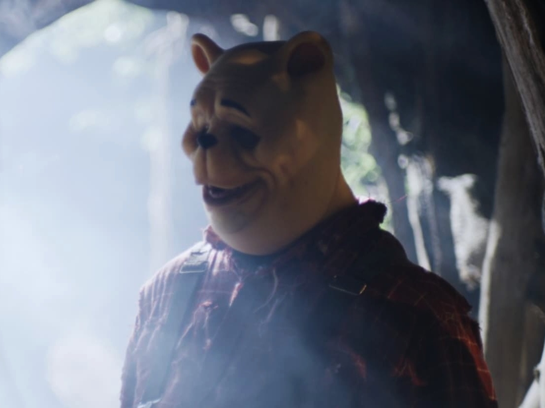 《小熊維尼：血與蜜》真人恐怖電影劇情、劇照流出，維尼與小豬成為可怕「食人怪物」！