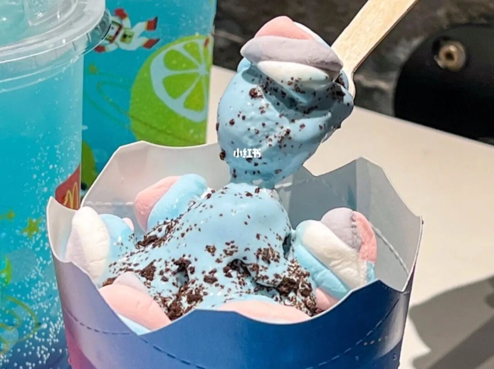 中國麥當勞推出星空藍「海鹽椰子冰淇淋」，夢幻高顏值網友評價一面倒！