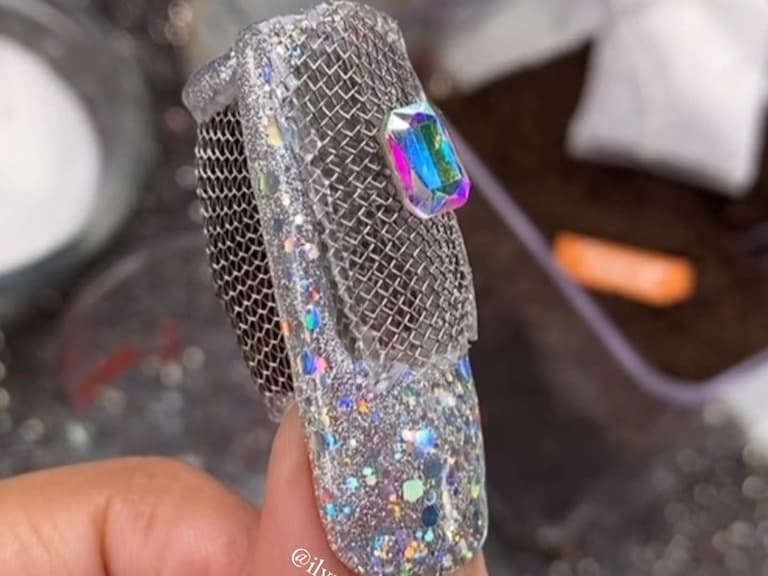 美甲控敢嘗試嗎！？可以泡茶的水鑽美甲引發千萬抖音網友討論！