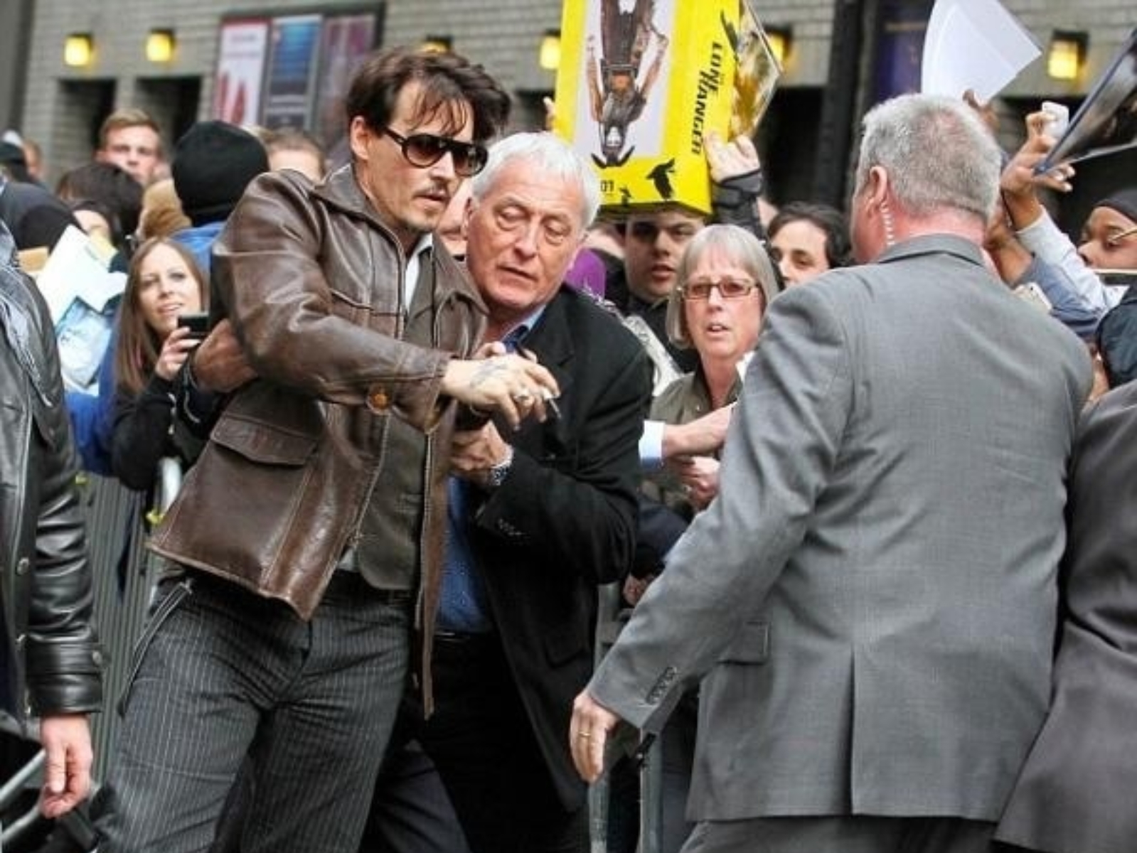 強尼戴普 Johnny Depp 簽名簽到被保鑣架走，抵抗掙扎舉動笑翻全網！