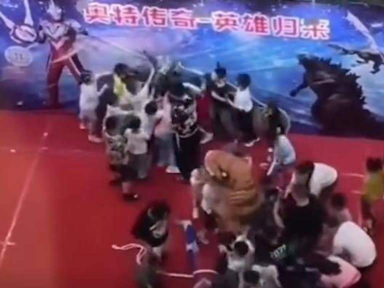 怪獸將超人力霸王打趴在地，遭小朋友們上台「圍毆」護偶像，演員怒喊：不加錢就報警！
