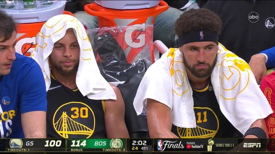 Curry 及 Klay Thompson 在比賽最後兩分多鐘已下場休息，兩人對輸掉比賽露出不悅神情
